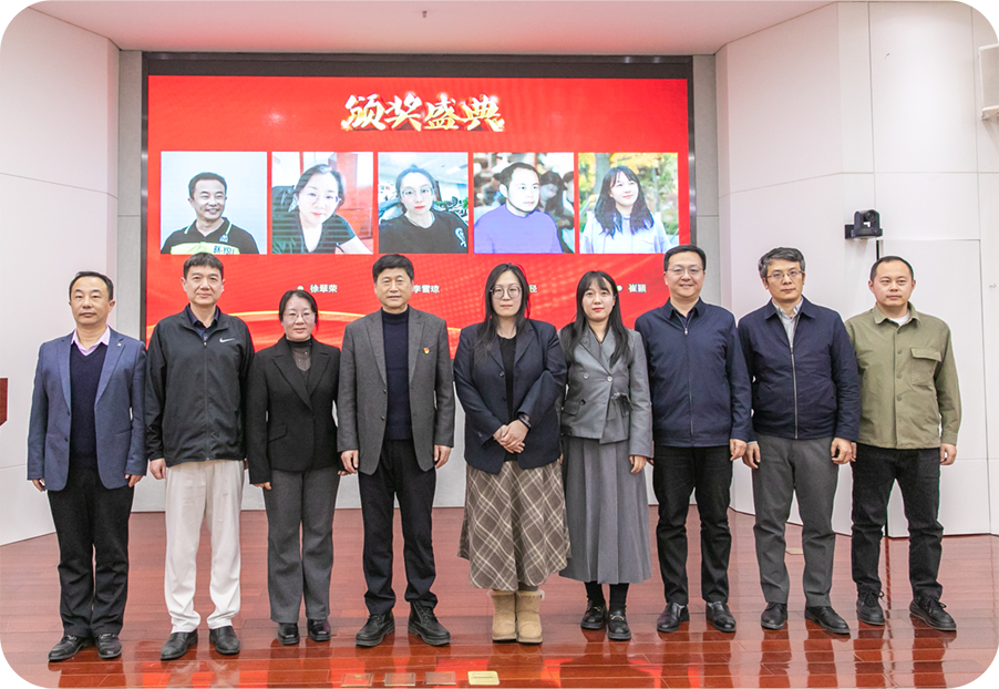 公司领导和获表彰员工合影留念 公司领导和获表彰员工合影留念